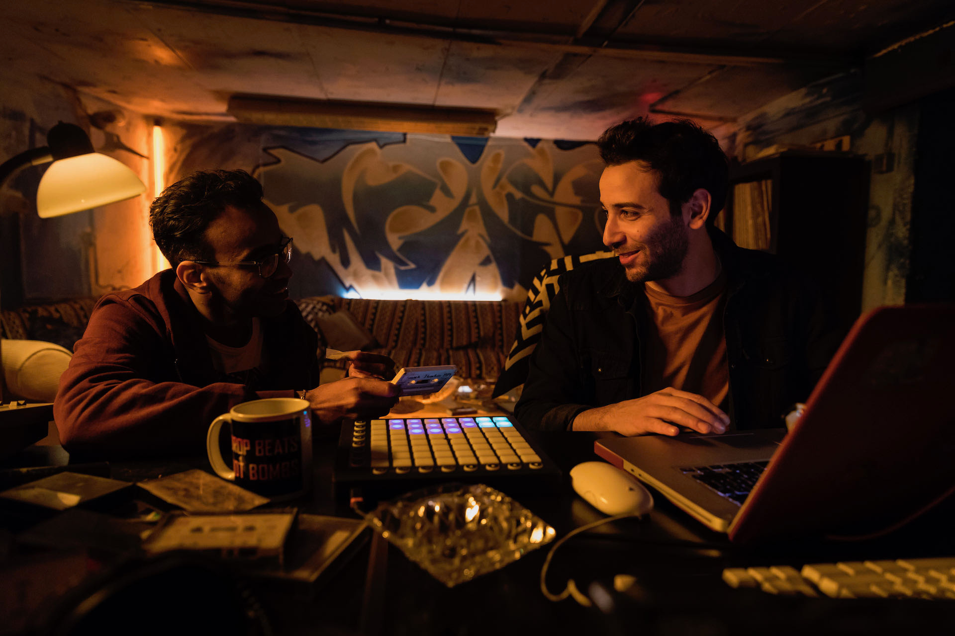 Samir und Eric in einem Studio mit Graffiti